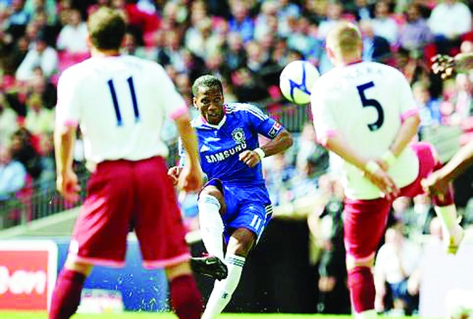 Chung kết FA Cup: Chelsea hoàn tất cú đúp lịch sử Drogba (giữa) ghi bàn duy nhất mang lại chiến thắng lịch sử cho Chelsea