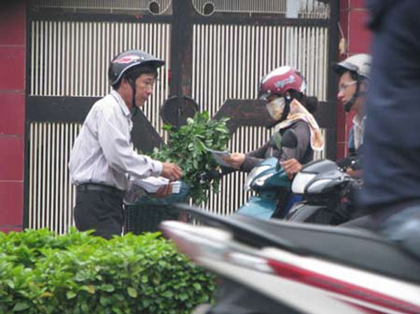 Phòng khám Trung Quốc tung “sách nổ” ra đường Phát sách quảng cáo về Phòng khám Đông y Hiện Đại cho người dân ở Thủ Dầu Một, Bình Dương