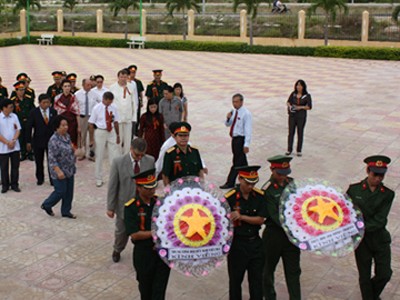 Dâng hương tưởng niệm quân nhân Liên Xô – Nga và Việt Nam Dâng hương tưởng niệm quân nhân Liên Xô – Nga và Việt Nam