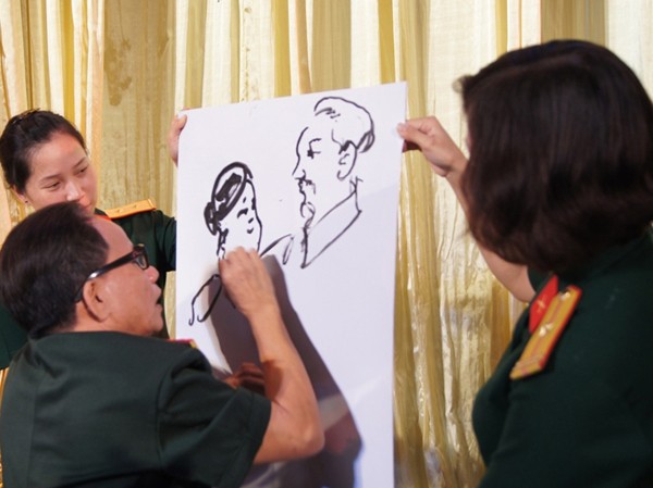 Giao lưu với họa sĩ thương binh Lê Duy Ứng Giao lưu với họa sĩ thương binh Lê Duy Ứng