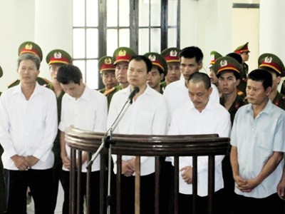 Đàn em Phương 'linh hột' tiếp tục sa lưới Phương “linh hột” cùng đồng bọn nghe tuyên án tại phiên tòa sơ thẩm