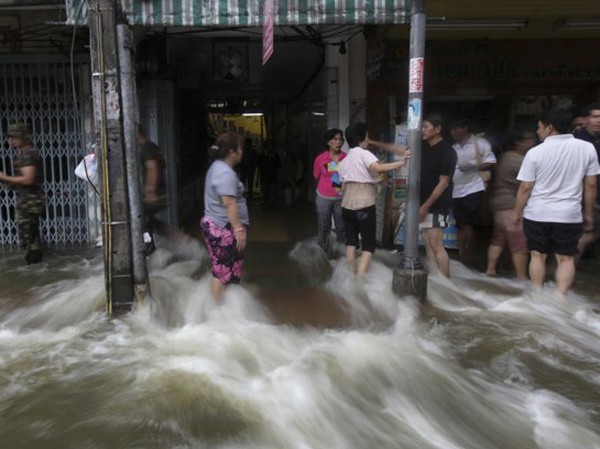 Bangkok: Đê bao dọa vỡ Bangkok: Đê bao dọa vỡ