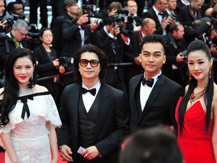 Lý Nhã Kỳ 'khoác' 14 tỷ đồng tới Cannes... Lý Nhã Kỳ 'khoác' 14 tỷ đồng tới Cannes...