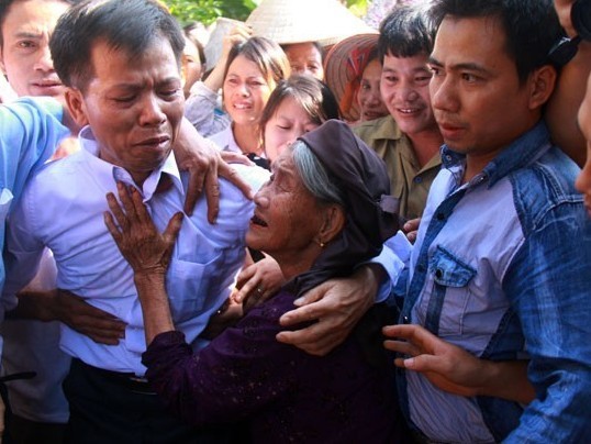 Bài báo 7 năm trước của Tiền Phong kêu oan cho ông Chấn Bài báo 7 năm trước của Tiền Phong kêu oan cho ông Chấn