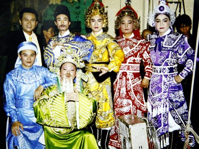 Sáng em - xi, tối tráng sĩ Nghệ sỹ Quang Khải đứng giữa hàng thứ hai với các đồng nghiệp