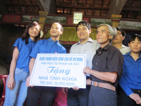 Nén tâm nhang xin viếng các anh... Anh Nguyễn Đắc Vinh tặng quà và 30 triệu đồng xây nhà tình nghĩa cho thương binh 4/4 Nguyễn Ngọc Sự ở Tân Mỹ, Hải Lệ, TX Quảng Trị; thăm và tặng quà Bà mẹ VNAH Ngô Thị Khướu ở Như Lệ, Hải Lệ, Quảng Trị