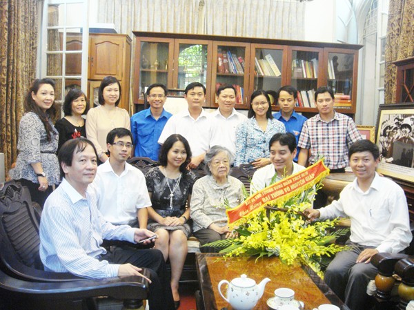 T.Ư Đoàn chúc thọ Đại tướng Võ Nguyên Giáp Lãnh đạo T.Ư Đoàn cùng gia đình Đại tướng Võ Nguyên Giáp. Ảnh: Hải Yến