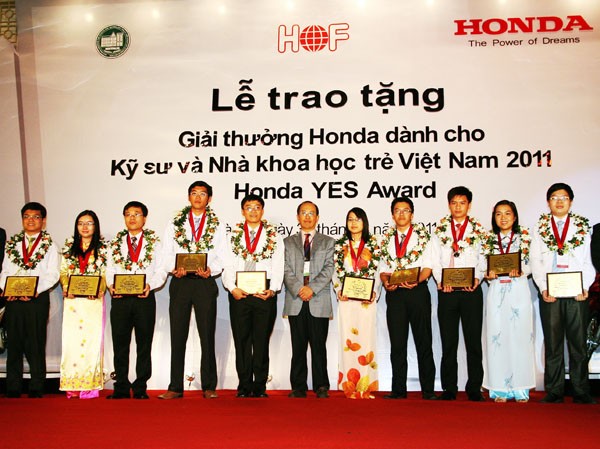 Honda trao giải cho kỹ sư trẻ Việt Nam Các kỹ sư trẻ trong buổi trao giải