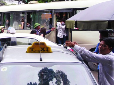 Buông lỏng quản lý taxi, hai bên cùng lợi? Buông lỏng quản lý taxi, hai bên cùng lợi?