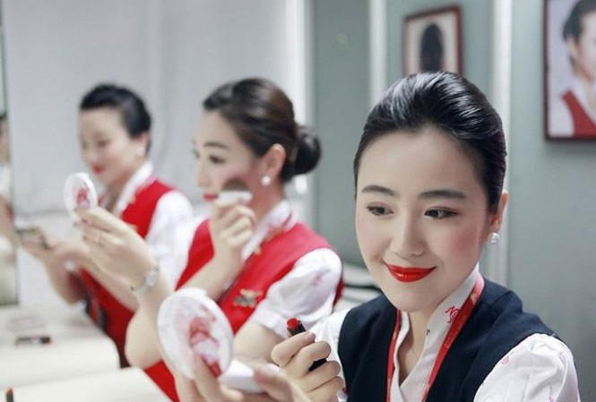 Tiếp viên hàng không 'dọa ma' hành khách Các tiếp viên hãng Hàng không Thâm Quyến với lớp trang điểm trắng bệch, môi đỏ choét khiến nhiều hành khách sợ hãi