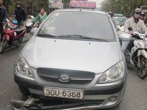 Tạm giữ lái xe taxi hất công an lên capô Tạm giữ lái xe taxi hất công an lên capô