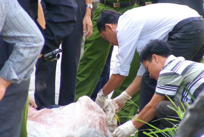 Xác chết nữ bị cột dây bên vệ đường Ảnh minh họa