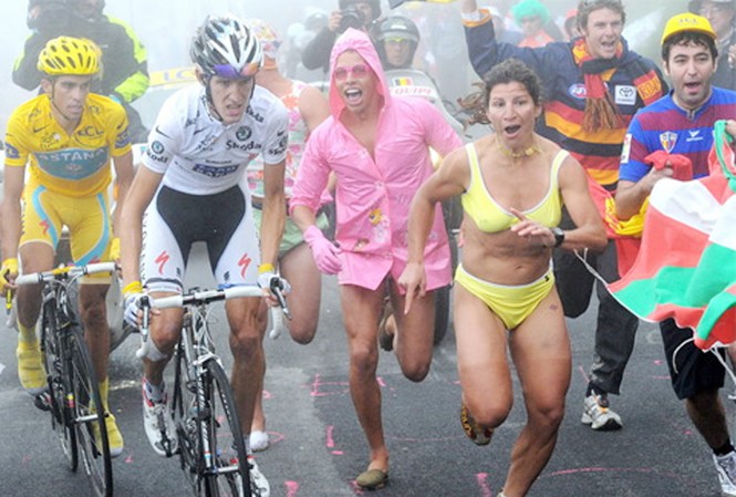 Cổ động viên Tour de France khỏa thân chạy theo đoàn đua Cổ động viên Tour de France khỏa thân chạy theo đoàn đua