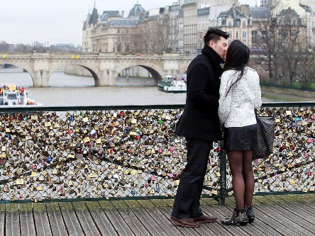 Độc đáo cây cầu khóa tình yêu ở Paris Độc đáo cây cầu khóa tình yêu ở Paris