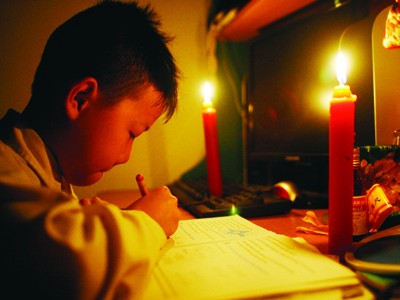 Lỗ của EVN chia đều cho các đợt tăng giá Những cảnh mất điện như thế này sẽ còn tái diễn dù giá điện liên tục tăng cao Ảnh: Xuân Phú