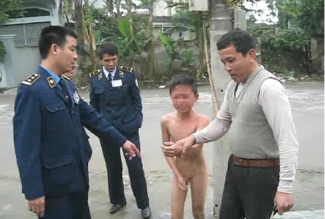 Bé trai bị bố lột truồng, trói cột điện giữa trời rét Bé trai bị bố lột truồng, trói cột điện giữa trời rét