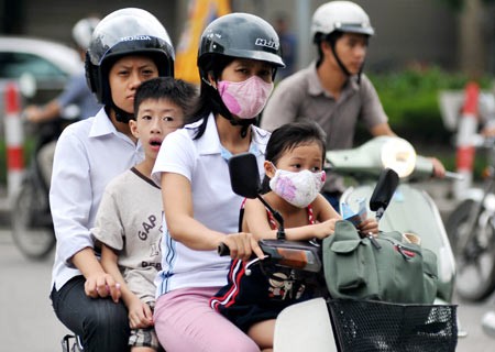 Ghi hình để phạt trẻ em không đội mũ bảo hiểm Ghi hình để phạt trẻ em không đội mũ bảo hiểm