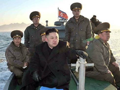 NIS cáo buộc Triều Tiên phát triển vũ khí xung điện từ Lãnh đạo Triều Tiên Kim Jong Un đi thị sát một đơn vị pháo binh