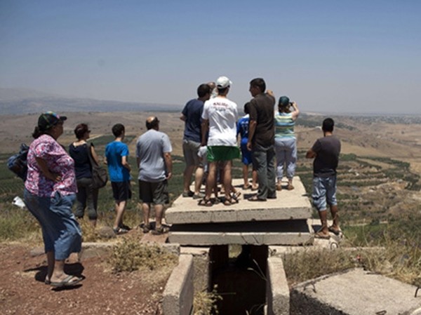 Dân Israel ngắm nhìn cảnh chiến tranh Syria Dân Israel ngắm nhìn cảnh chiến tranh Syria