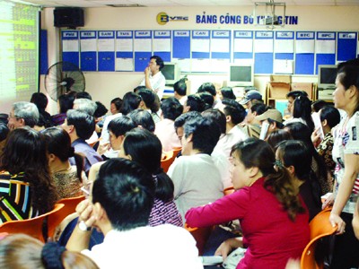 Tập đoàn Bảo Việt nhiều sai sót, thu hồi 20 tỷ đồng Giao dịch tại sàn chứng khoán Bảo Việt. Ảnh Phạm Yên.