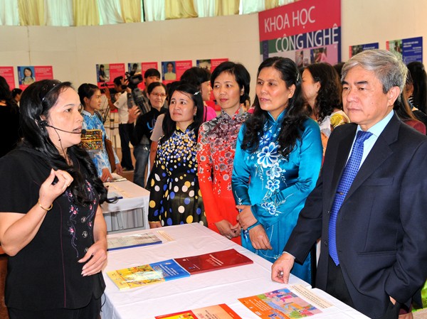 Những phụ nữ giàu lên từ mảnh đất cằn Đông đảo khách tham quan đến xem sản phẩm sáng tạo của phụ nữ VN