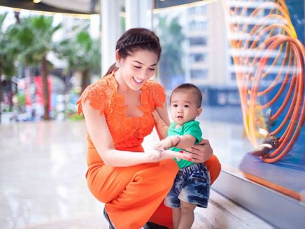 Ca sĩ chuyển giới Lâm Chi Khanh làm mẹ Ca sĩ chuyển giới Lâm Chi Khanh làm mẹ