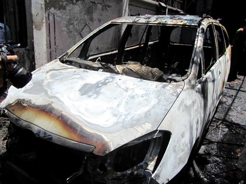 Xe Innova phát nổ, hai mẹ con bị bỏng nặng Chị Thắm vấp ngã khi chạy qua chiếc ô tô đang bốc cháy rừng rực khiến hai mẹ con chị bị bỏng rất nặng