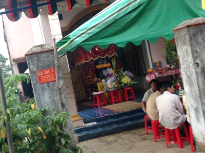 Kinh hoàng mẹ bị con trai dùng đũa đâm chết Đám tang người mẹ xấu số
