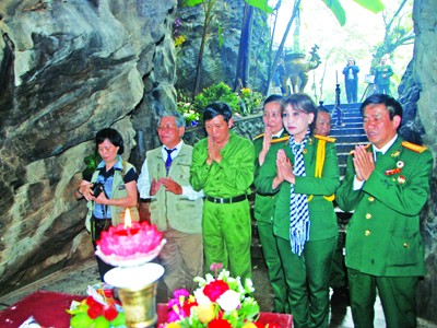 Kết nghĩa với người dưới mộ Kết nghĩa với người dưới mộ