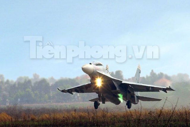 Hậu trường ‘Hổ mang chúa’ Su-30MK2 xuất kích Hậu trường ‘Hổ mang chúa’ Su-30MK2 xuất kích