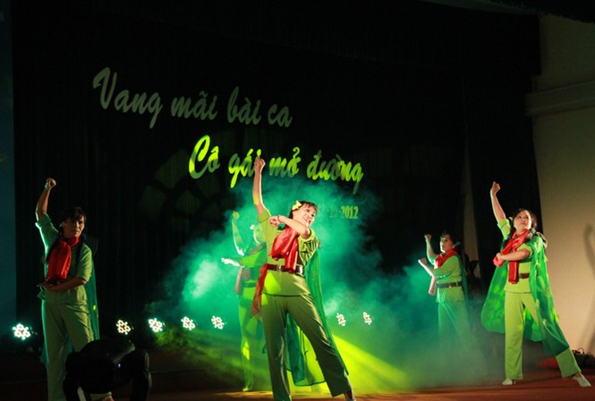 Vang mãi bài ca cô gái mở đường Vang mãi bài ca cô gái mở đường