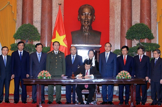 Chủ tịch nước ký lệnh công bố Hiến pháp Chủ tịch nước ký lệnh công bố Hiến pháp