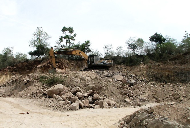Khánh Hòa: Đào đất trái phép, không bị xử lý Hiện trường đào đất trái phép