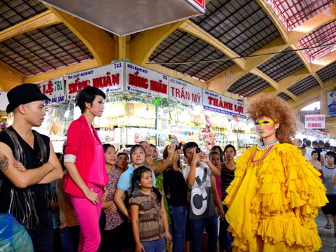 Thí sinh Next Top Model 'đại náo' chợ Bến Thành Thí sinh Next Top Model 'đại náo' chợ Bến Thành