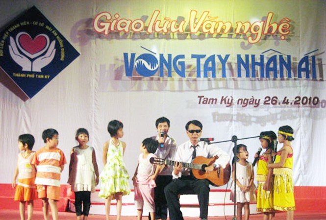 Thầy giáo khiếm thị thắp sáng cho trẻ khuyết tật Đặng Ngọc Duy và những học trò khuyết tật hát trong đêm giao lưu văn nghệ “Vòng tay nhân ái”