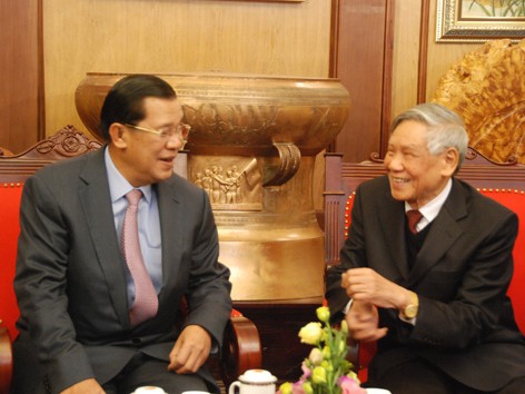 Thủ tướng Hun Sen thăm 'thủ trưởng' cũ Lê Khả Phiêu và Lê Đức Anh Thủ tướng Hun Sen thăm 'thủ trưởng' cũ Lê Khả Phiêu và Lê Đức Anh