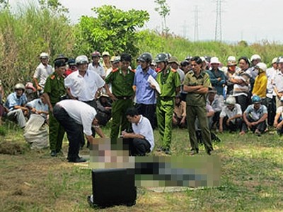 Vụ gia đình chết dưới sông: Có thể do vỡ nợ Rất đông người dân hiếu kỳ tụ tập tại hiện trường vụ việc