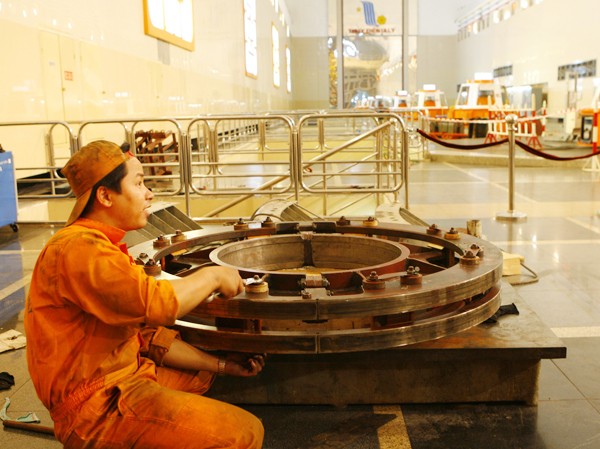 Lương DNNN đang 'ăn' vào tài sản TS Dũng đề xuất tách ra 2 loại thuế để tính hiệu quả hoạt động của DNNN. Ảnh: Hồng Vĩnh