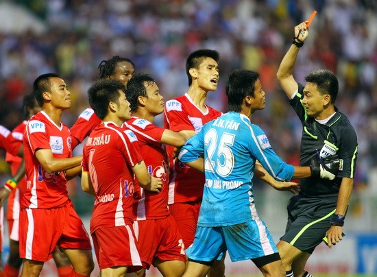 Trọng tài bị CĐV Hải Phòng đánh 'hội đồng' Trọng tài bị CĐV Hải Phòng đánh 'hội đồng'