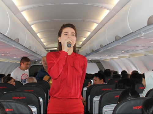 Hồ Ngọc Hà hát trên máy bay đến Quy Nhơn Hồ Ngọc Hà hát trên máy bay đến Quy Nhơn