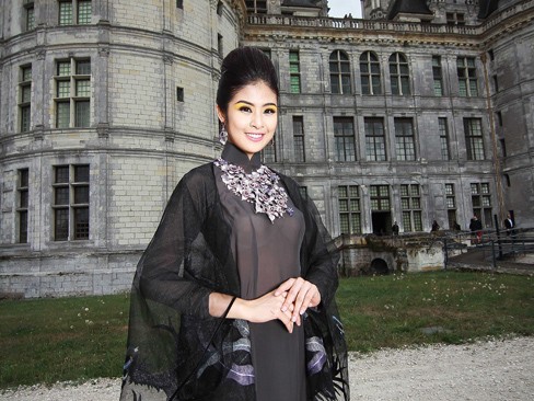 Ngọc Hân kiêu sa diễn áo dài ở lâu đài Pháp Ngọc Hân kiêu sa diễn áo dài ở lâu đài Pháp