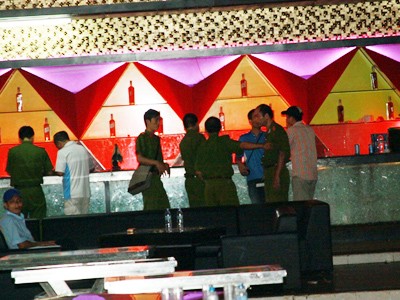 Đột kích thiên đường thác loạn dân chơi đất Cảng Vũ trường MOS Club - nơi bị hàng trăm cảnh sát đột kích