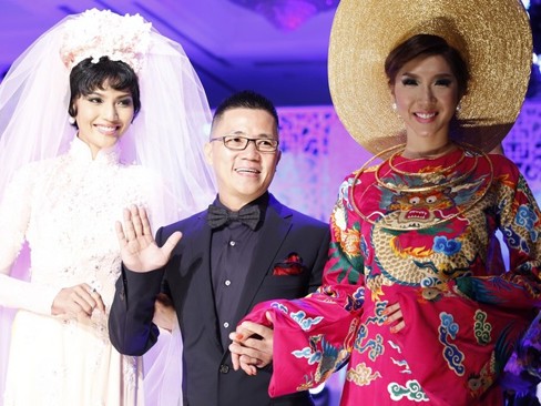 Ngọc Quyên, Trương Thị May diễn áo dài thu về 250 triệu Ngọc Quyên, Trương Thị May diễn áo dài thu về 250 triệu
