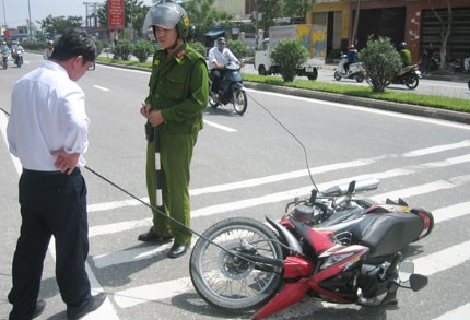 Dây điện rơi trúng người, một sinh viên nguy kịch Dây điện rơi trúng người, một sinh viên nguy kịch