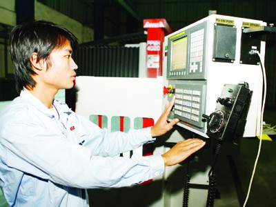 Doanh nghiệp tiến thoái lưỡng nan Công nhân điều khiển dây chuyền lắp ráp ô tô (tại Vinaxuki) Ảnh: Hồng Vĩnh