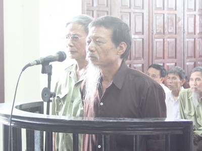 Hai ông lão to tiếng nhận 14 tháng tù Hai ông lão to tiếng nhận 14 tháng tù
