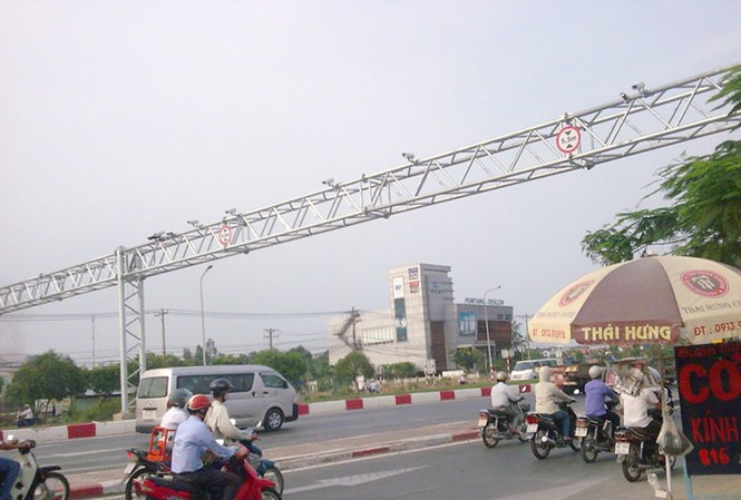 Giám sát thu phí bằng camera: Lái xe vẫn bức xúc Hệ thống camera ghi nhận biển số xe được CII lắp đặt trên xa lộ Hà Nội để thu phí từ ngày 15-5. Ảnh: TC