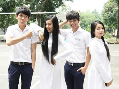 Sơn Ngọc Minh nhí nhảnh làm teenboy đi học Sơn Ngọc Minh và Trần Ngọc Khanh trong bộ phim 'Mười bảy tuổi rưỡi'