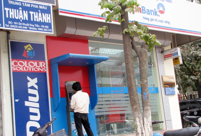 12 ngân hàng bắt đầu thu phí ATM nội mạng 12 ngân hàng bắt đầu thu phí ATM nội mạng