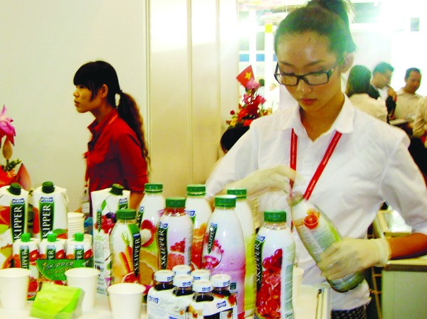 Thực phẩm ngoại xâm lấn thị trường nội Một trong những mặt hàng thực phẩm nhập ngoại xuất hiện ở thị trường Việt Nam. Ảnh: Đại Dương